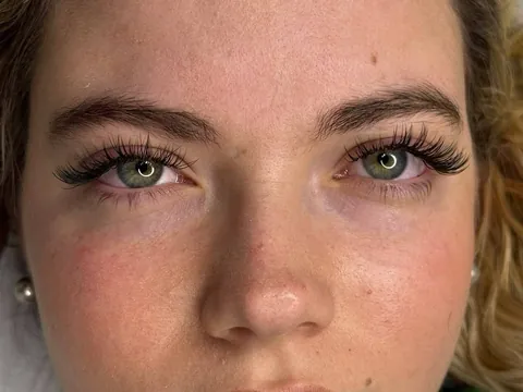Extensions de cils réalisé à l’institut