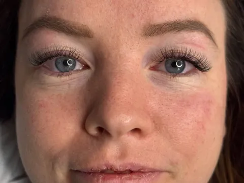 Regard sublimé par une pose d’extensions de cils à l’institut