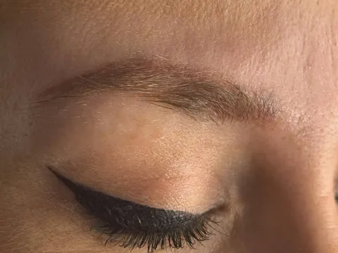 Microblading sourcils réalisé à l’institut
