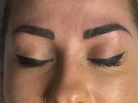 Microblading et maquillage permanent des sourcils réalisé par Emmanuelle à l’institut Sublim’Emma