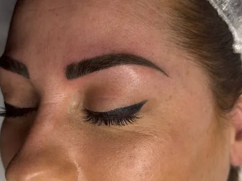Microblading sourcils réalisé à l’institut